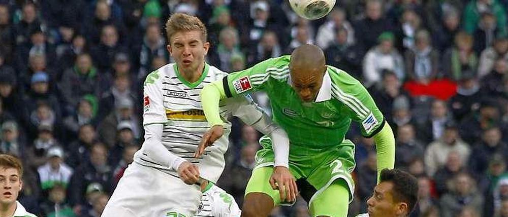 Wolfsburgs Naldo (r.) und Gladbachs Christoph Kramer im Kopfballduell.