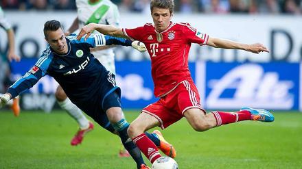 Der Anfang vom Wolfsburger Ende: Thomas Müller überwindet Torwart Diego Benaglio und trifft zum 2:1.