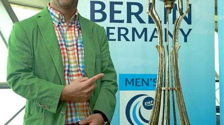 Ganz groß: Füchse-Manager Bob Hanning und der EHF-Pokal.