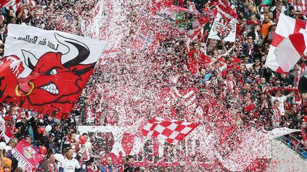 Aufstiegsjubel der Leipziger Fans nach dem Sieg über den 1. FC Saarbrücken.