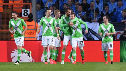 Jubeltraube. Wolfsburgs Maximilian Arnold (Zweiter von rechts) lässt sich von seinen Teamkollegen zum Führungstreffer beglückwünschen. 