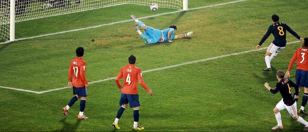 Das Tor zum Glück. Andres Iniesta erzielt den zweiten spanischen Treffer.