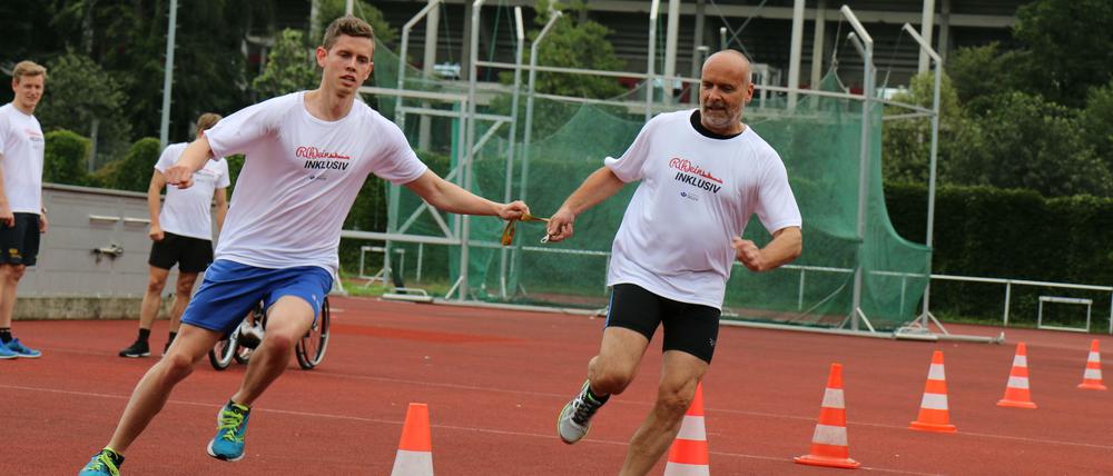 Gregor Doepke von der Deutschen Gesetzlichen Unfallversicherung (DGUV) trainiert gemeinsam mit dem sehbehinderten Sportstudenten Marcel Wienands für den inklusiven Staffellauf. 