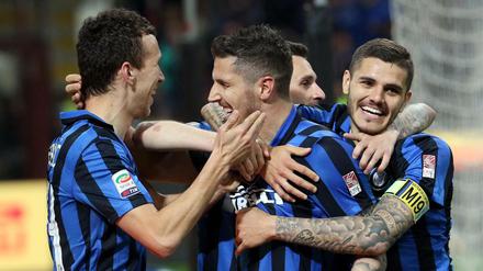 Inter Mailands Stürmer Stevan Jovetic feiert ein Tor.