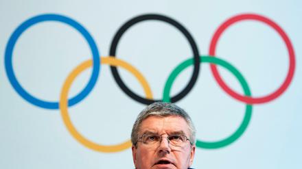 IOC-Präsident Thomas Bach spricht während einer Pressekonferenz.
