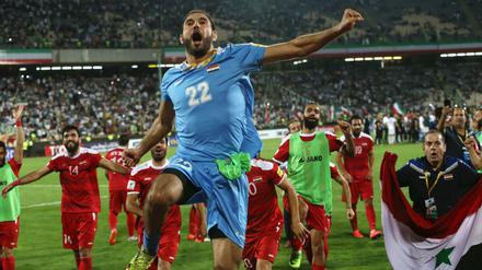 Die Spieler der syrischen Nationalmannschaft jubeln nach dem Abpfiff über das 2:2 gegen den Iran. 