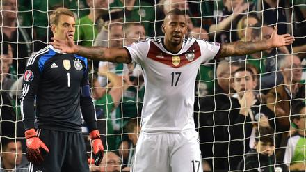 Manuel Neuer (links) und Jerome Boateng können die Niederlage in Irland nicht fassen.