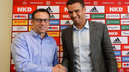 Der neue Trainer des Fußball-Zweitligisten 1. FC Nürnberg, Valérien Ismaël (r.), und Sportdirektor Martin Bader reichen sich nach einer Pressekonferenz die Hand.