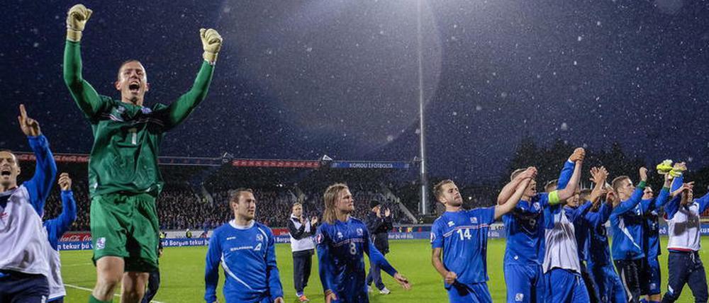 Islands Fußballer bejubeln die EM-Qualifikation.