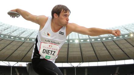Der teilweise gelähmte Paralympicssieger Sebastian Dietz - hier bei der ISTAF 2013 im Berliner Olympiastadion - kann bei den Paralympics in Rio nicht mehr als Diskuswerfer antreten. Dafür kämpft er nun als Kugelstoßer um eine Medaille.