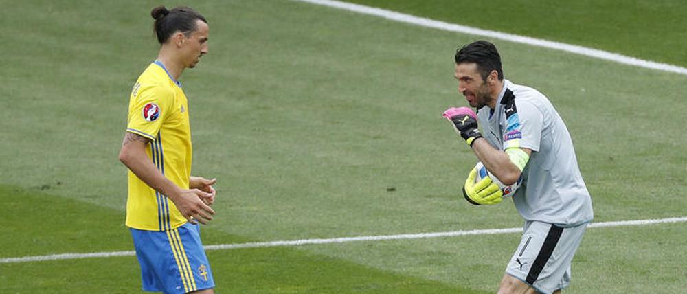 Ballsicher. Italiens Torwart Gianluigi Buffon bleibt auf Sicherheitsabstand zu Zlatan Ibrahimovic.