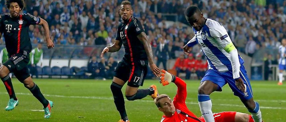 Jackson umkurvt Manuel Neuer und erzielt das 3:1 für den FC Porto.