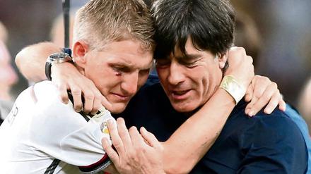 Im Erfolg vereint: Bastian Schweinsteiger und Joachim Löw nach dem WM-Sieg 2014. Fahren sie auch zusammen nach Frankreich?