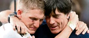 Im Erfolg vereint: Bastian Schweinsteiger und Joachim Löw nach dem WM-Sieg 2014. Fahren sie auch zusammen nach Frankreich?
