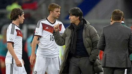 Er fährt mit. Bundestrainer Joachim Löw (r.) nominiert Christoph Kramer (M.) für seinen WM-Kader nach. 