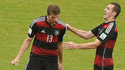 Thomas Müller schießt Deutschland zum Sieg, Miroslav Klose gratuliert.