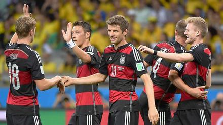 Da staunen sogar die deutschen Spieler. Gegen Brasilien gelingt der Mannschaft von Joachim Löw alles.