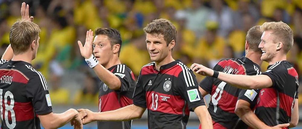 Da staunen sogar die deutschen Spieler. Gegen Brasilien gelingt der Mannschaft von Joachim Löw alles.