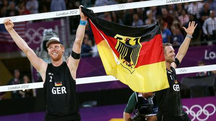Mehr davon. Die deutschen Beachvolleyballer Julius Brink (r.) und Jonas Reckermann gewannen 2012 in London olympisches Gold.