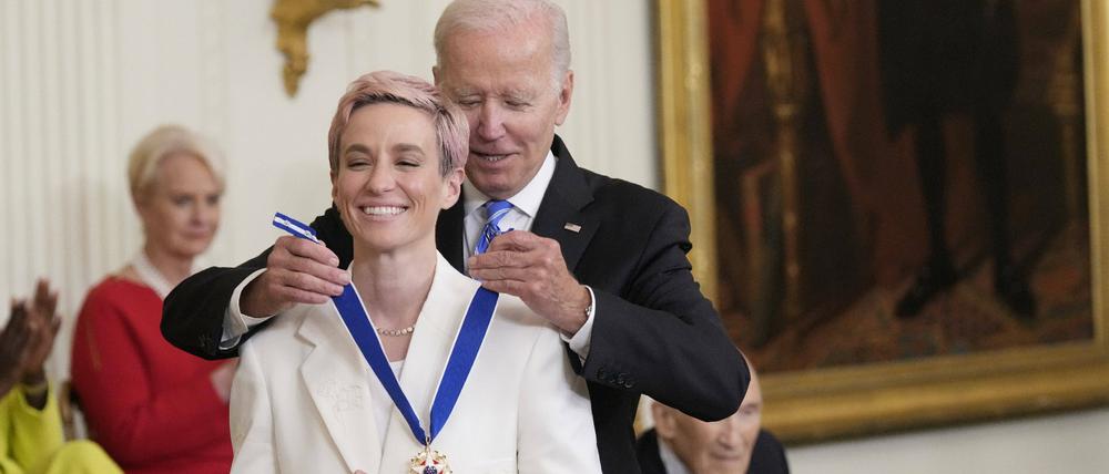 Megan Rapinoe wurde für ihren Kampf um Gleichstellung von Präsident Biden mit der höchsten zivilen Auszeichnung geehrt.
