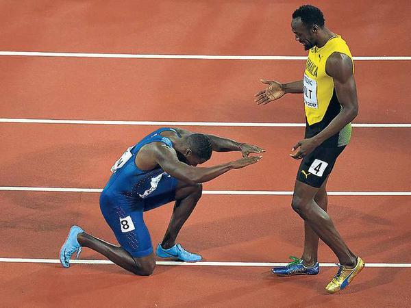 Kniefall vor dem Größten. Weltmeister Justin Gatlin (links) und Usain Bolt hatten früher öfter Probleme miteinander. Inzwischen respektieren sich die beiden Sprinter aber. Foto:  Antonin Thuillier/AFP