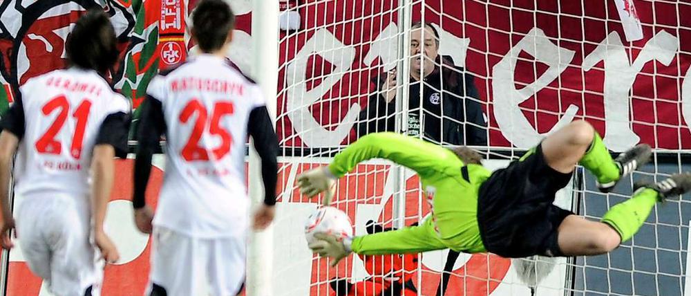 Keine Chance: Kölns neuer Torwart Michael Rensing streckt sich vergebens, den Treffer zum 1:1-Endstand durch Lauterns Jan Moravek kann er nicht verhindern.