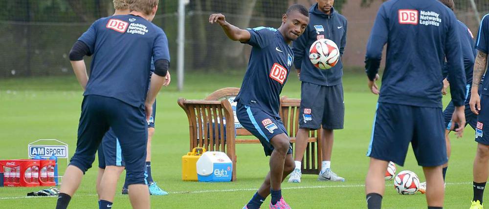 Neuzugang: Salomon Kalou (m.) steht vor seinem Debüt für Hertha BSC.