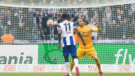 Ein Stürmer, der keine Tore schießen kann: Mittelstürmer Salomon Kalou schaufelt dem Eintracht-Keeper Trapp den Ball allein vor dem Tor in die Arme.