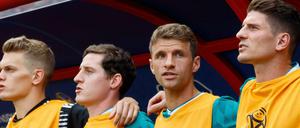 Arm in Arm: Die Ersatzspieler vor Anpfiff des letzten deutschen Vorrundenspiels gegen Südkorea.