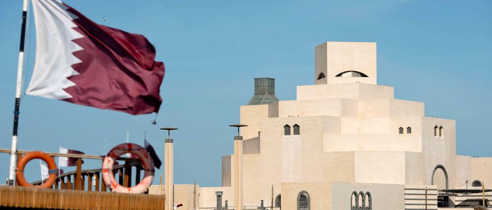 Ausländische Arbeiter sollen in Katar teilweise wie Sklaven gehalten werden. Bei Recherchen zu den Vorwürfen wurden britische Journalisten nun vorübergehend festgenommen.