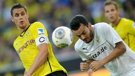 Sebastian Kehl (links) wird der Borussia sechs Wochen lang fehlen - wegen eines knöchernen Bandausrisses.