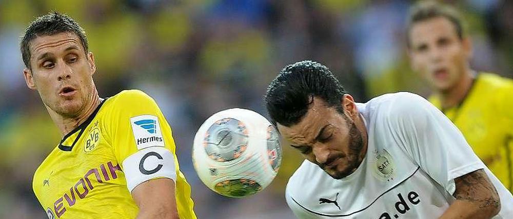 Sebastian Kehl (links) wird der Borussia sechs Wochen lang fehlen - wegen eines knöchernen Bandausrisses.
