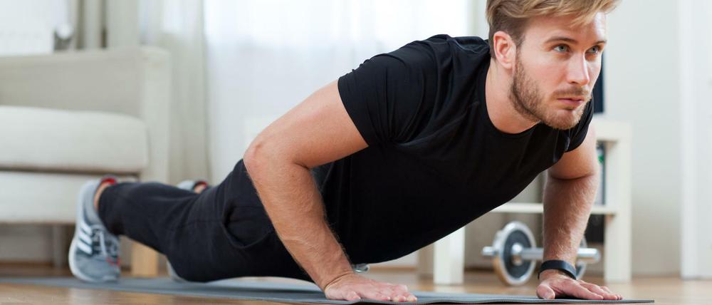 Zu Hause fit bleiben. Liegestütze sind eine Möglichkeit, mit dem eigenen Körpergewicht zu trainieren.