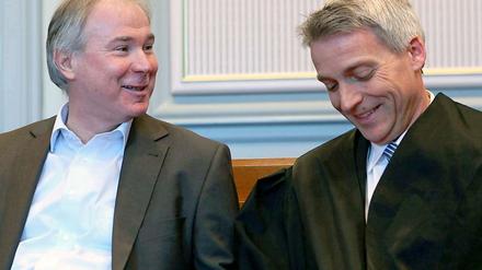 Kiels Ex-Manager Uwe Schwenker (l.) mit seinem Anwalt Gereon Wolters vor der Urteilsverkündung im Kieler Landgericht.