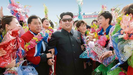 Kim Jong Un begrüßt die nordkoreanischen Fußball-Nationalspielerinnen am Flughafen. Der Diktator will das Image des Landes verbessern - auch mithilfe des Fußballs.