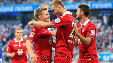 Der 1. FC Kaiserslautern feiert seinen 3:1-Auftaktsieg gegen den MSV Duisburg.
