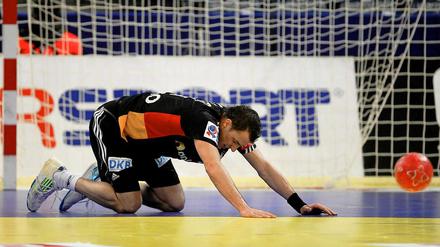 Am Boden. Die deutschen Handballer um Dominik Klein verlieren gegen Polen und verpassen damit das Halbfinale der EM.