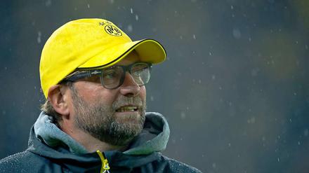 Jürgen Klopp steht mit Borussia Dortmund derzeit ziemlich im Regen.