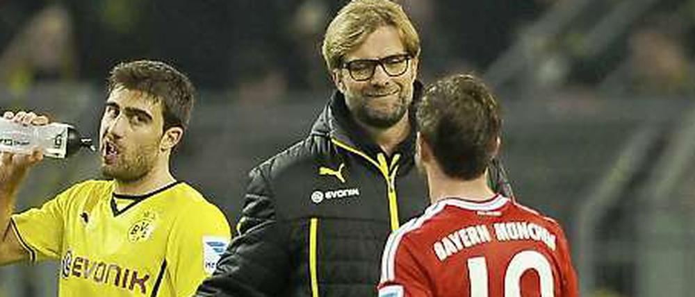 Fast wie in alten Zeiten. Jürgen Klopp klatscht Mario Götze nach dem Spiel ab - nur das der jetzt gegen Dortmund trifft.