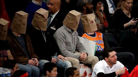 Zum Schämen schlecht: Fans der New York Knicks ziehen sich bei der 15. Pleite in Serie Papiertüten über die Köpfe.