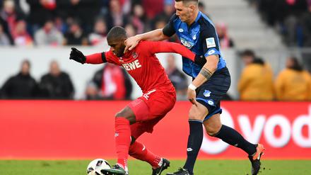 Das Rückspiel steht an. Hoffenheims Niklas Süle (r) und Kölns Anthony Modeste kämpfen im Hinspiel im Dezember 2016 um den Ball. 