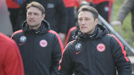 Der neue Trainer von Eintracht Frankfurt, Niko Kovac (r.) debütiert mit Assistent und Bruder Robert in Mönchengladbach.