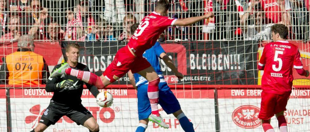 Das 3:0: Unions Damir Kreilach trifft gegen Duisburgs Torwart Ratajczak.