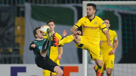 Krasnodars Mauricio Pereyra (l.) im Zweikampf mit Borussia Dortmunds Ilkay Gündogan.