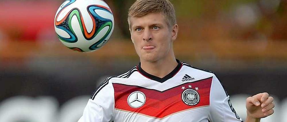 Toni Kroos, 24, wurde in Greifswald geboren und wuchs dort auf. Über die Stationen Hansa Rostock, Bayer Leverkusen und Bayern München kam er vor dieser Saison zu Real Madrid. Seit 2010 ist er deutscher Nationalspieler.