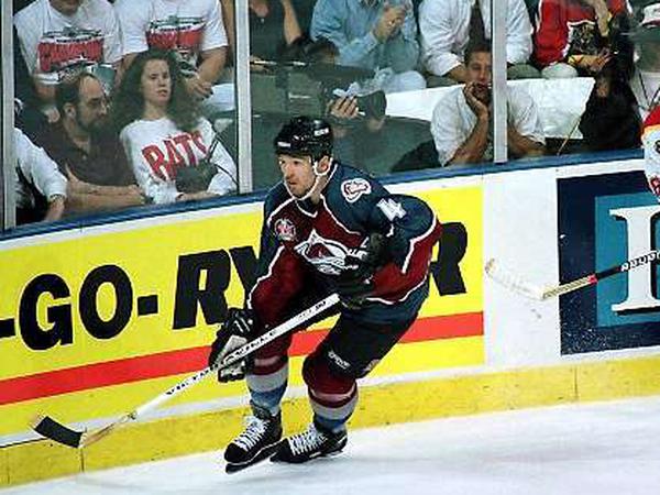 Uwe Krupp (l.) als Spieler in der Colorado. Mit der Avalanche gewann er 1996 den Stanley Cup.