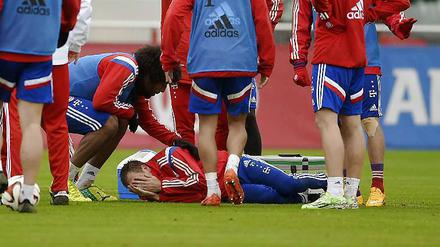 Bangen um Philipp Lahm: Der Bayern-Kapitän hat sich im Training verletzt. 
