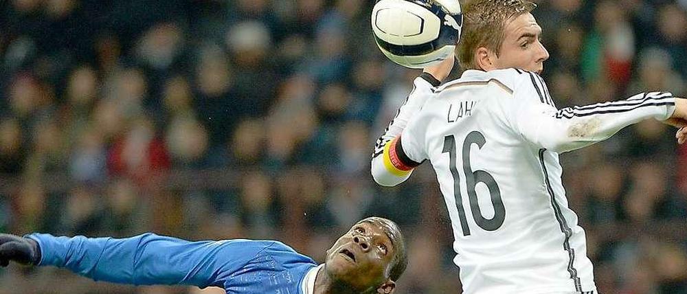 Duell mit dem Angstgegner: Deutschlands Kapitän Philipp Lahm (rechts) gegen Italiens Stürmer Mario Balotelli.