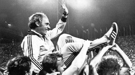 "Hoch soll er leben" - Paul Breitner (r.) und weitere Bayern-Spieler trugen Udo Lattek am 28.6.1972 auf einer Ehrenrunde durch das mit fast 80.000 Zuschauern ausverkaufte Münchner Olympiastadion.