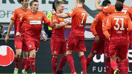 Kaiserslauterns Jean Zimmer (3.v.l.) jubelt mit Mannschaftskollegen über sein Tor zum 2:0. 